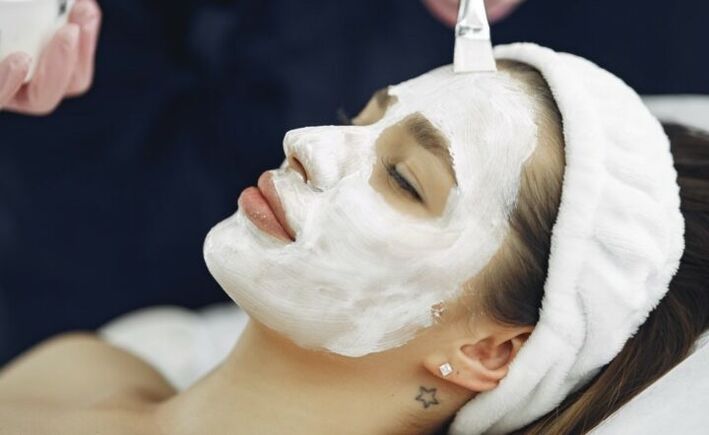 The facial compress helps to make the skin smooth and fresh